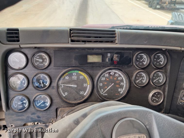 image for item LU9189 2005 Freightliner Columbia 112  dump truck