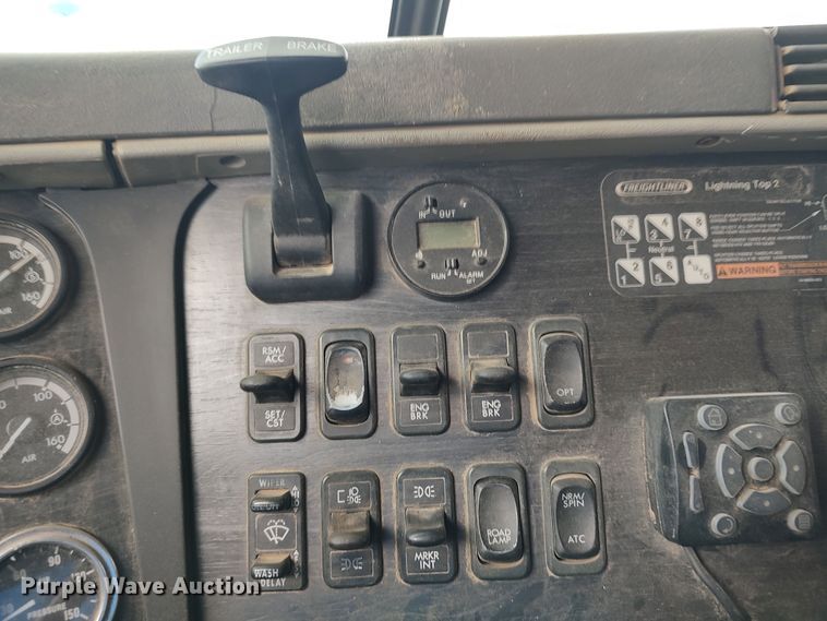 image for item LU9189 2005 Freightliner Columbia 112  dump truck