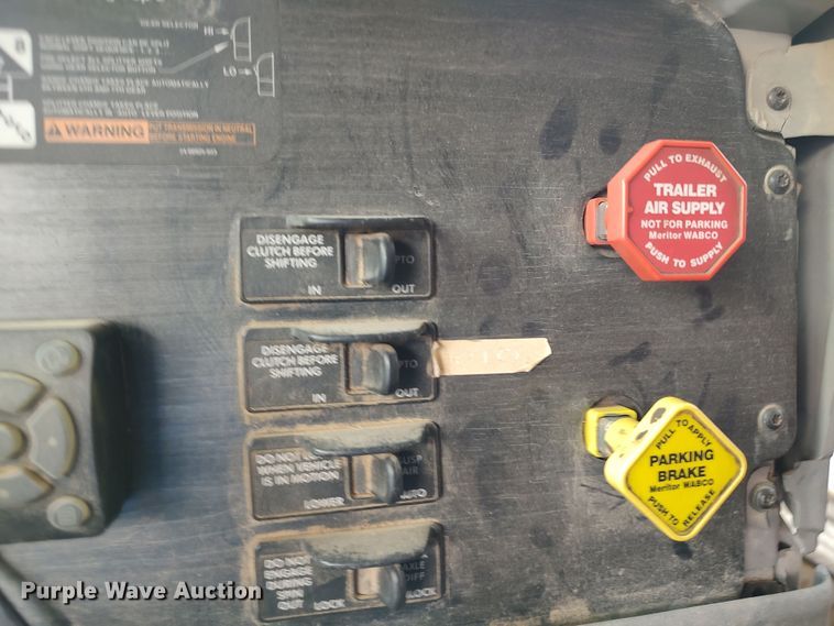 image for item LU9189 2005 Freightliner Columbia 112  dump truck