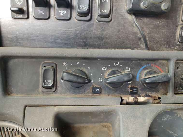 image for item LU9189 2005 Freightliner Columbia 112  dump truck