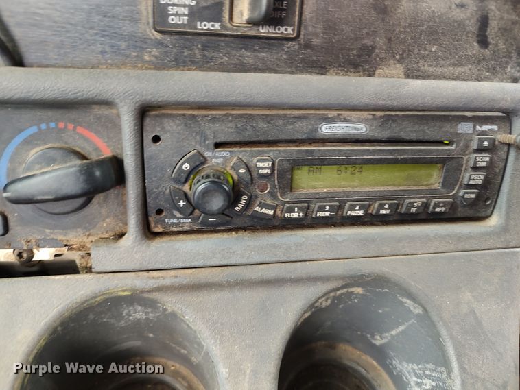 image for item LU9189 2005 Freightliner Columbia 112  dump truck