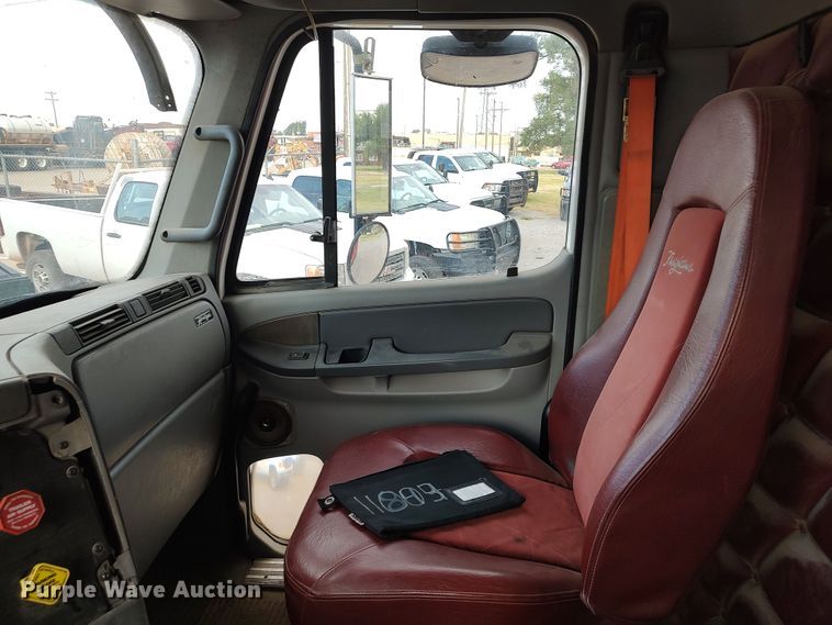 image for item LU9189 2005 Freightliner Columbia 112  dump truck