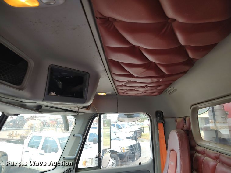 image for item LU9189 2005 Freightliner Columbia 112  dump truck