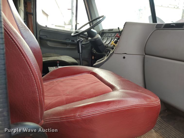 image for item LU9189 2005 Freightliner Columbia 112  dump truck