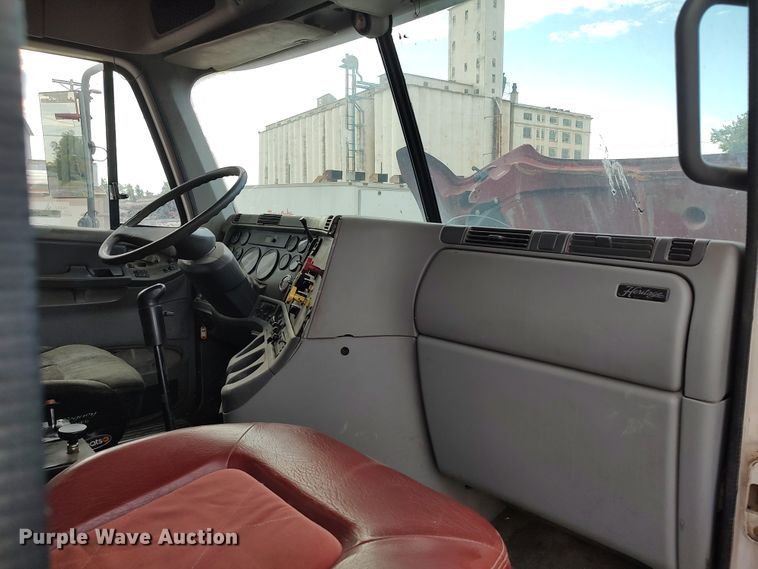 image for item LU9189 2005 Freightliner Columbia 112  dump truck