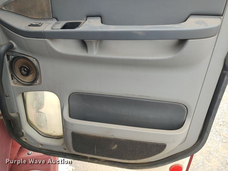 image for item LU9189 2005 Freightliner Columbia 112  dump truck