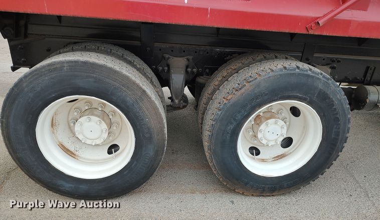 image for item LU9189 2005 Freightliner Columbia 112  dump truck