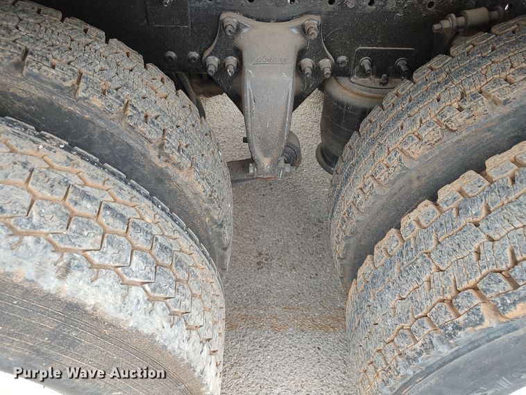 image for item LU9189 2005 Freightliner Columbia 112  dump truck