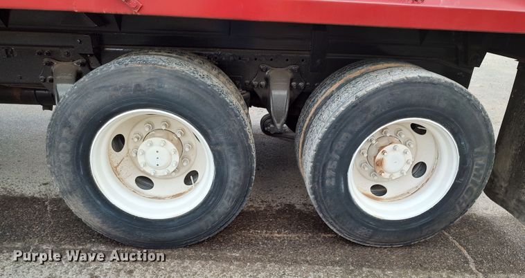 image for item LU9189 2005 Freightliner Columbia 112  dump truck