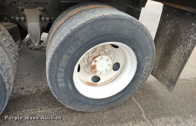 image for item LU9189 2005 Freightliner Columbia 112  dump truck