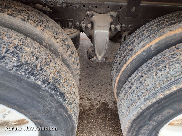 image for item LU9189 2005 Freightliner Columbia 112  dump truck