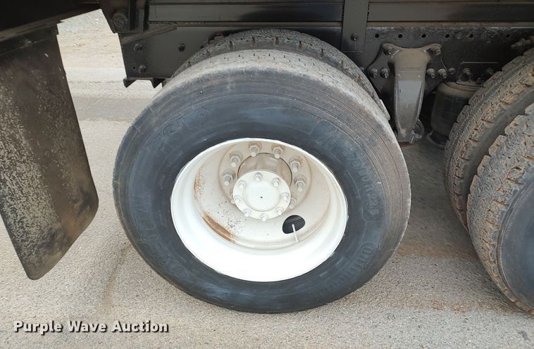 image for item LU9189 2005 Freightliner Columbia 112  dump truck