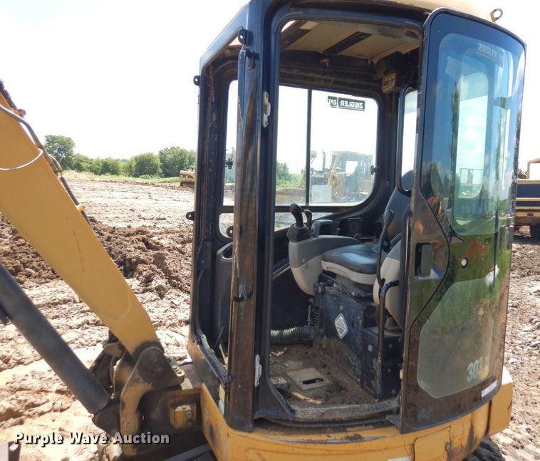 image for item MF9720 2003 Caterpillar 303CR  mini excavator