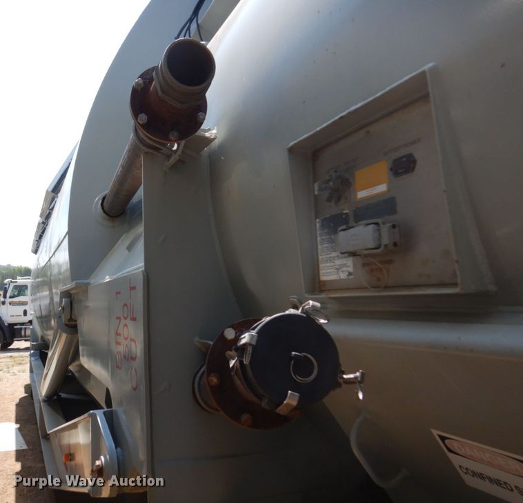 image for item MF9726 2013 Mertz 101893543  sand silo trailer