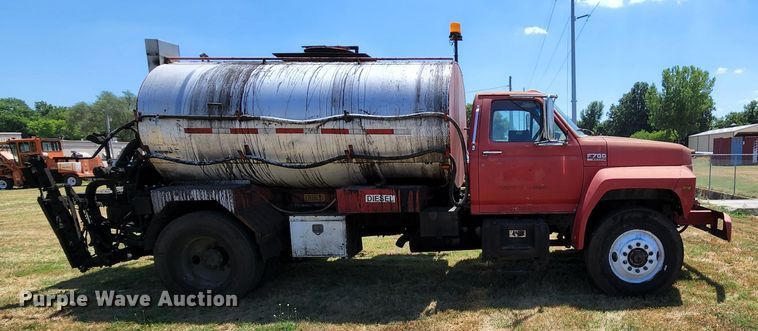 image for item MK9049 1993 Ford F700  oil distributor truck