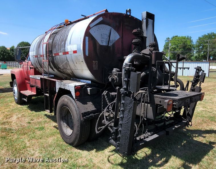 image for item MK9049 1993 Ford F700  oil distributor truck