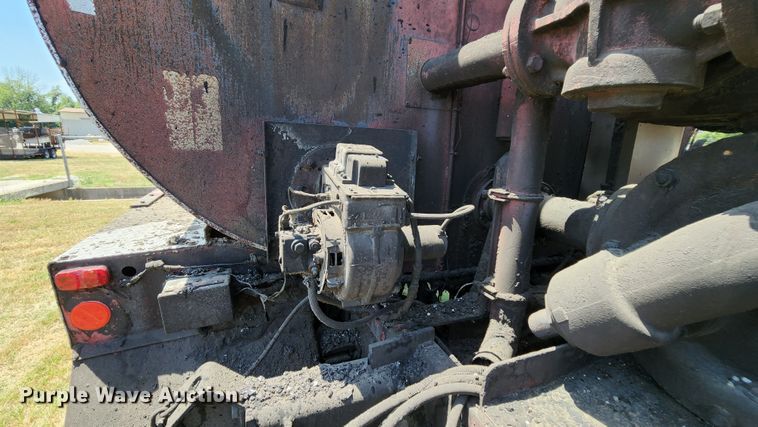 image for item MK9049 1993 Ford F700  oil distributor truck