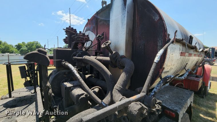 image for item MK9049 1993 Ford F700  oil distributor truck