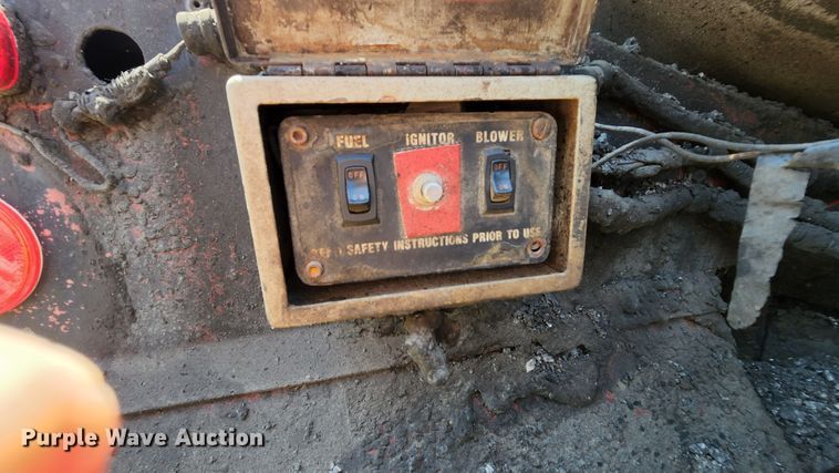 image for item MK9049 1993 Ford F700  oil distributor truck