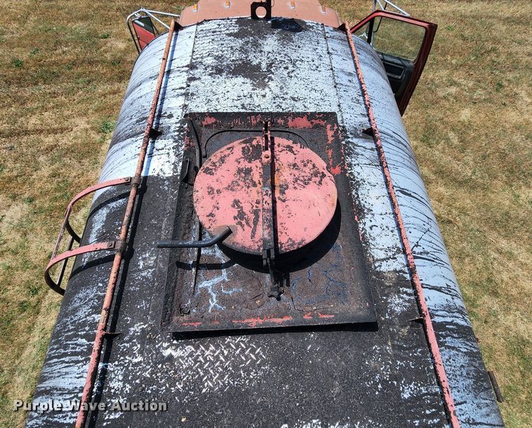 image for item MK9049 1993 Ford F700  oil distributor truck