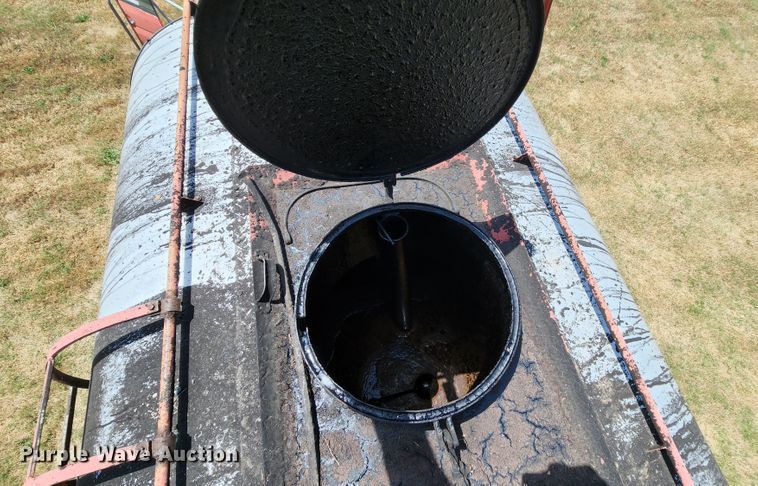 image for item MK9049 1993 Ford F700  oil distributor truck