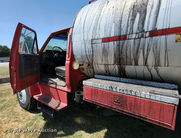 image for item MK9049 1993 Ford F700  oil distributor truck