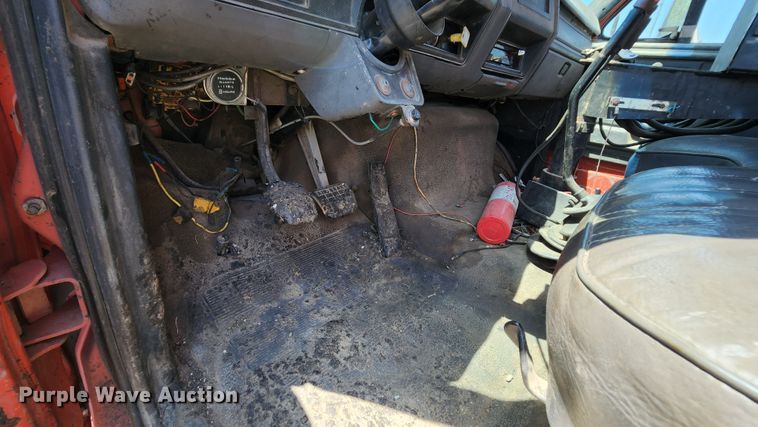 image for item MK9049 1993 Ford F700  oil distributor truck