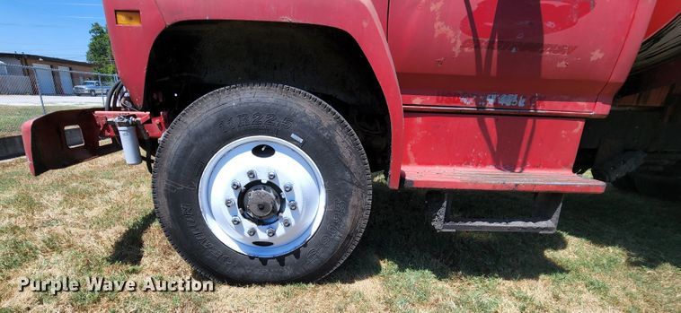 image for item MK9049 1993 Ford F700  oil distributor truck