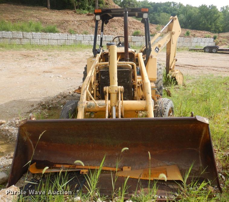 image for item MU9711 1986 John Deere 310C  backhoe