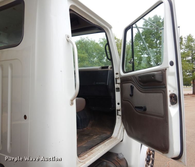 image for item DB7955 2001 International 4700  dump truck