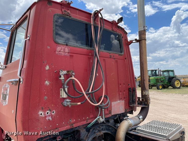 image for item DJ5225 1983 Ford LT9000  semi truck