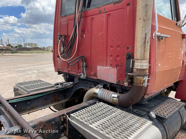 image for item DJ5225 1983 Ford LT9000  semi truck