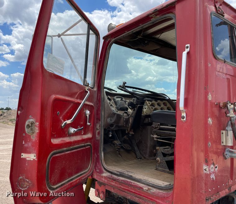 image for item DJ5225 1983 Ford LT9000  semi truck