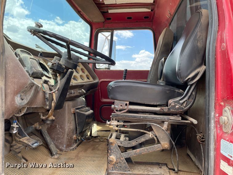 image for item DJ5225 1983 Ford LT9000  semi truck