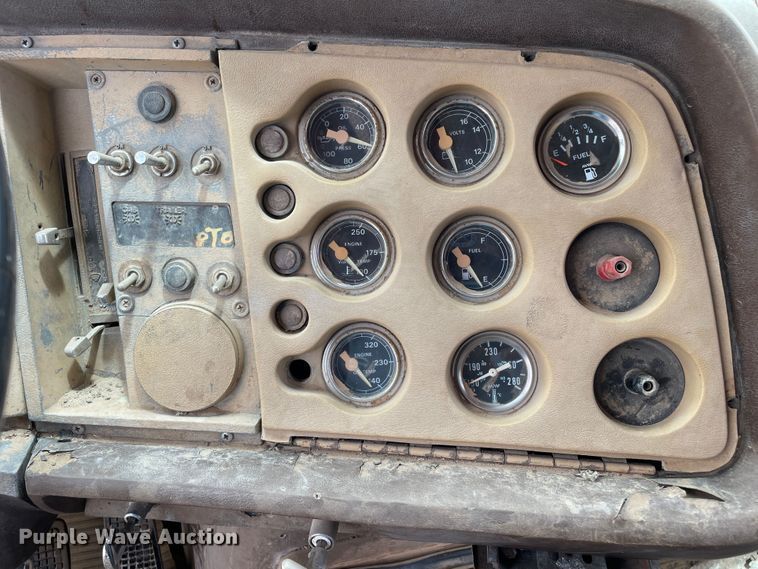 image for item DJ5225 1983 Ford LT9000  semi truck