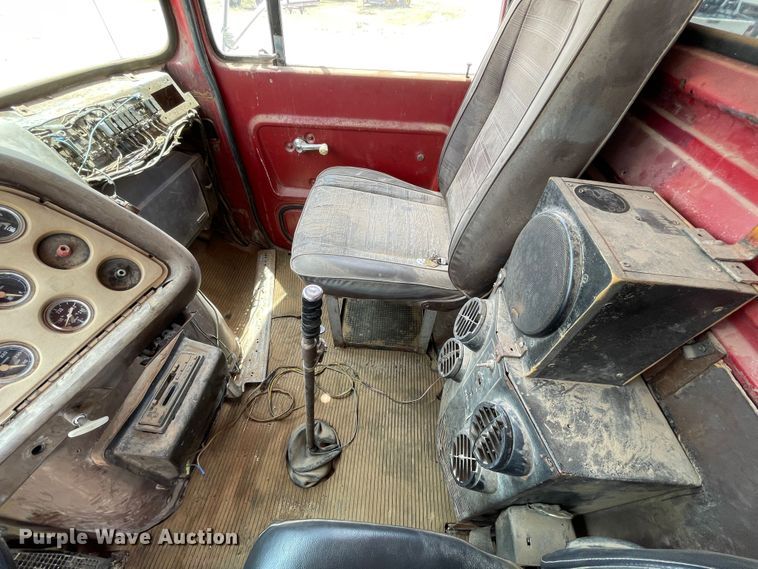 image for item DJ5225 1983 Ford LT9000  semi truck