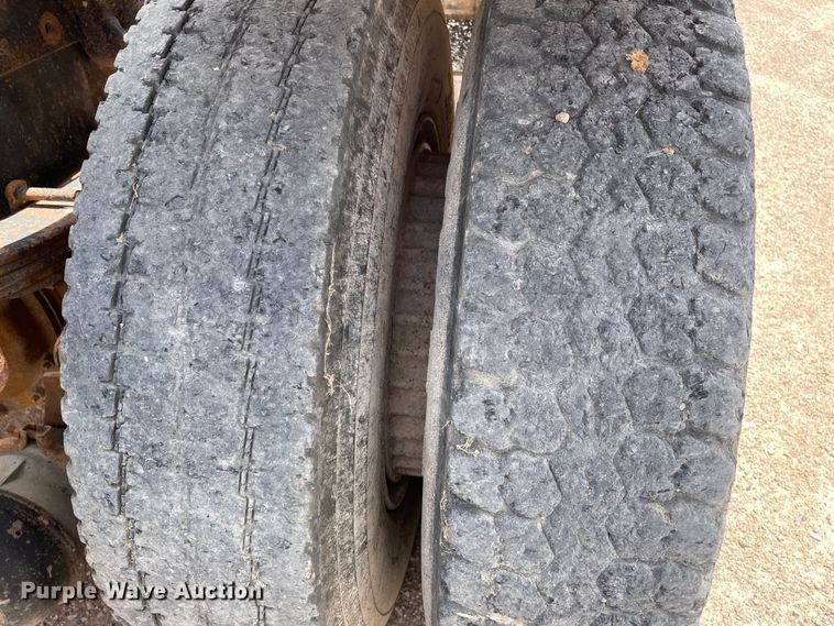 image for item DJ5225 1983 Ford LT9000  semi truck