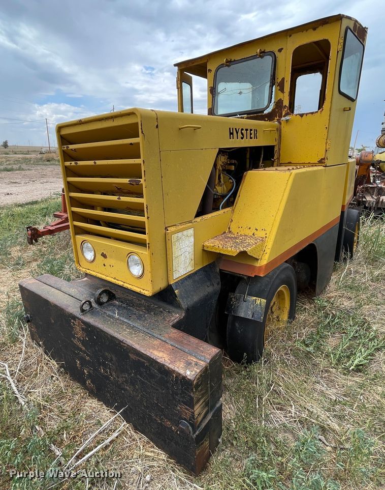 image for item DJ5233 1980 Hyster C550A  pneumatic roller