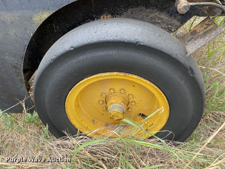 image for item DJ5233 1980 Hyster C550A  pneumatic roller