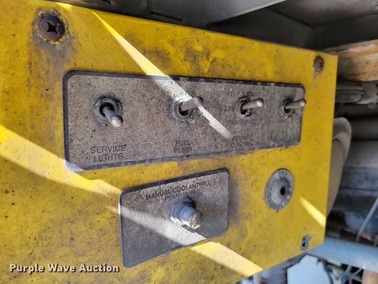 image for item DM2372 2000 Motor Coach Industries 102-DL3  coach bus