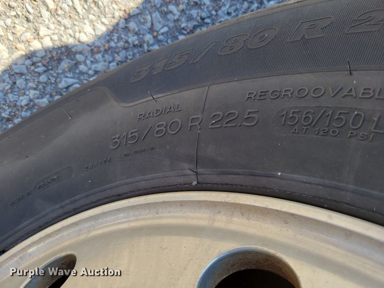 image for item DM2372 2000 Motor Coach Industries 102-DL3  coach bus