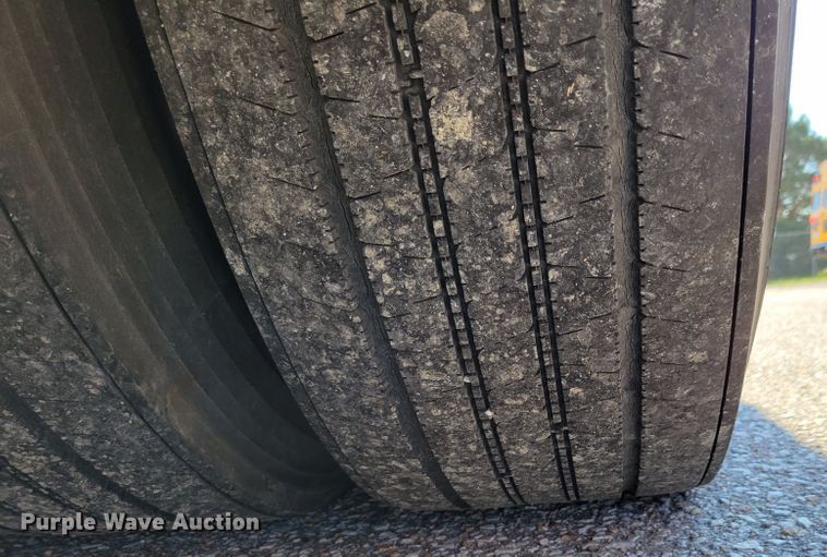 image for item DM2372 2000 Motor Coach Industries 102-DL3  coach bus