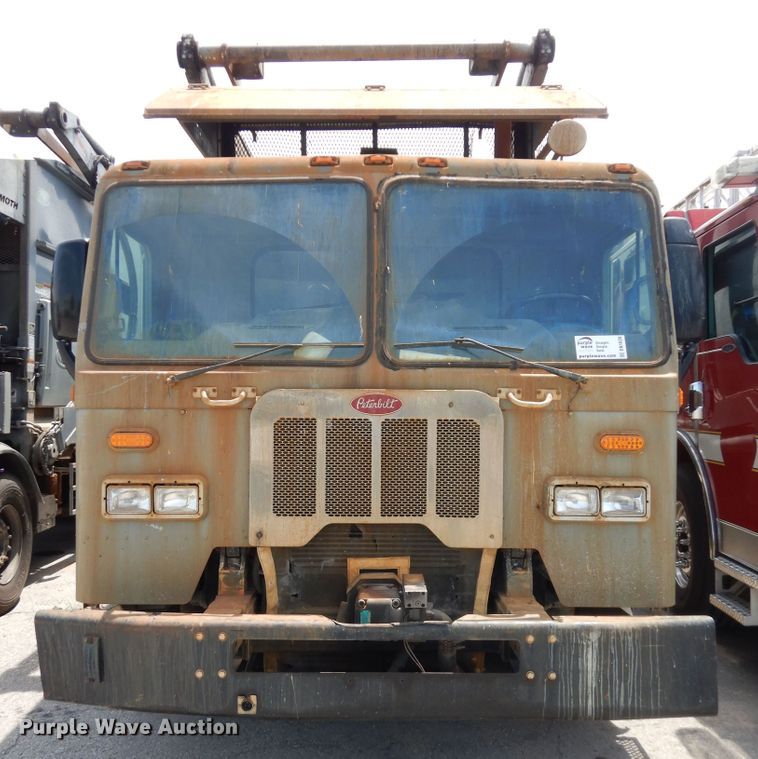 image for item DN1626 2013 Peterbilt PB320  refuse truck
