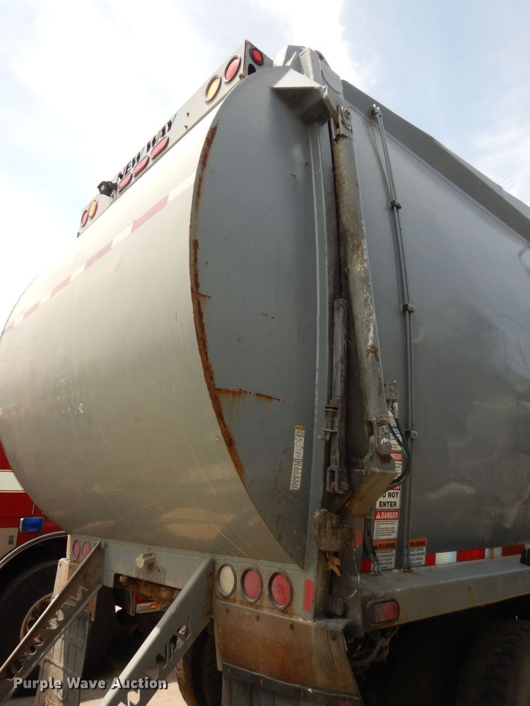 image for item DN1626 2013 Peterbilt PB320  refuse truck