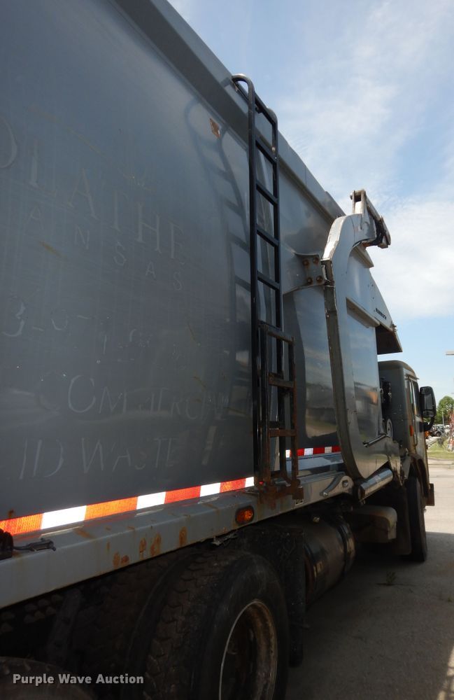 image for item DN1626 2013 Peterbilt PB320  refuse truck