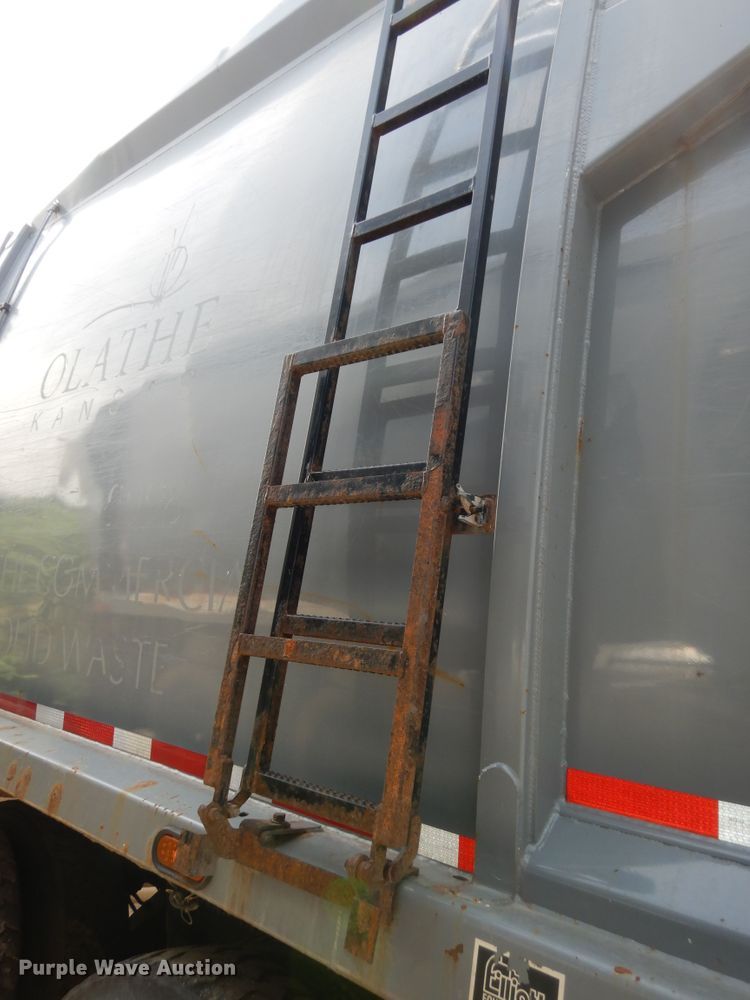 image for item DN1626 2013 Peterbilt PB320  refuse truck