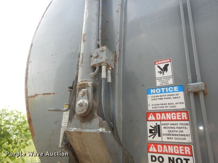 image for item DN1626 2013 Peterbilt PB320  refuse truck