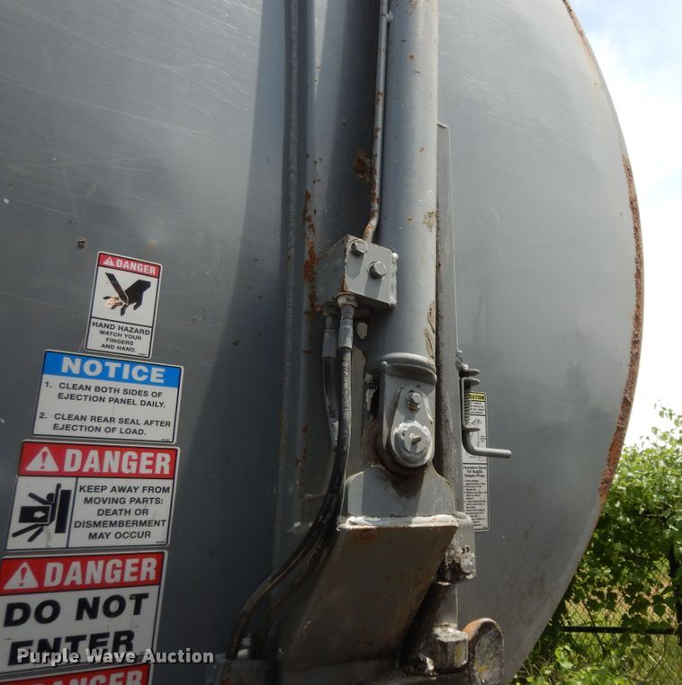 image for item DN1626 2013 Peterbilt PB320  refuse truck