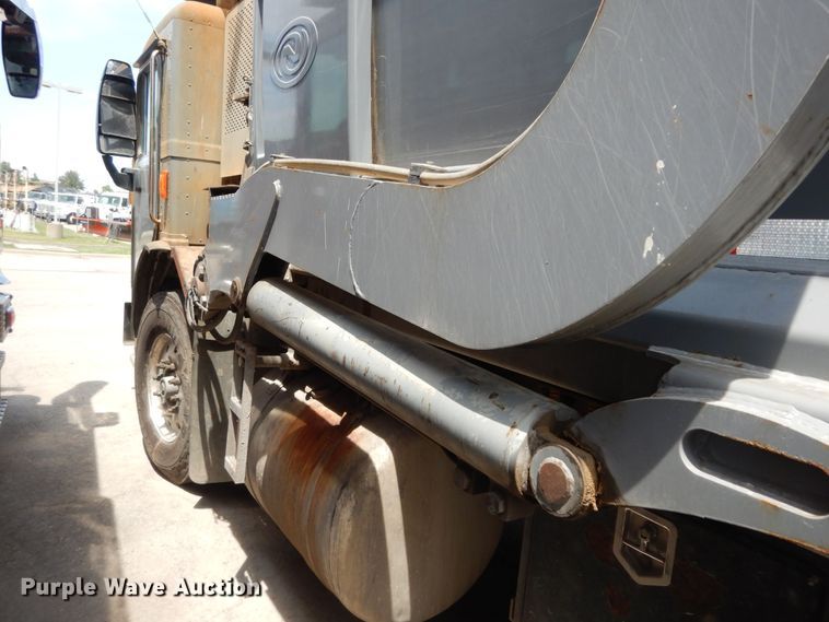 image for item DN1626 2013 Peterbilt PB320  refuse truck