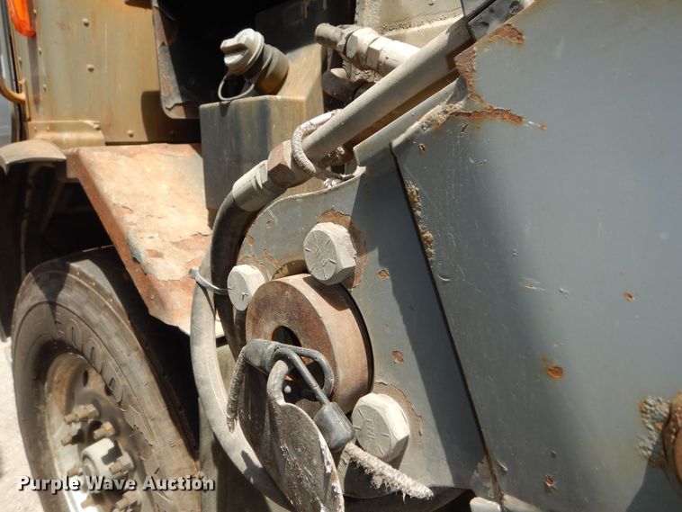 image for item DN1626 2013 Peterbilt PB320  refuse truck